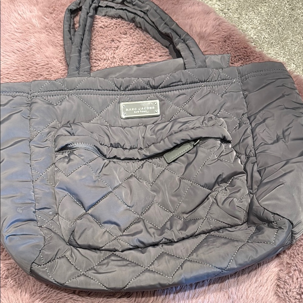 Marc Jacobs Gray Tote Bag with Elegant Design